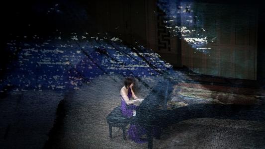 一个女孩和一架钢琴的形象