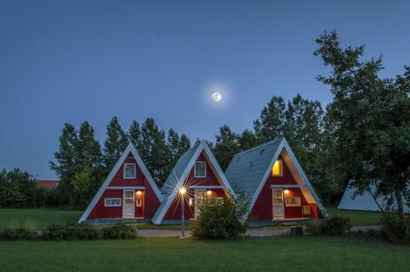 在夜空下，德国的不寻常的三角形房屋