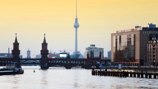 电视塔的视图从在柏林的河边