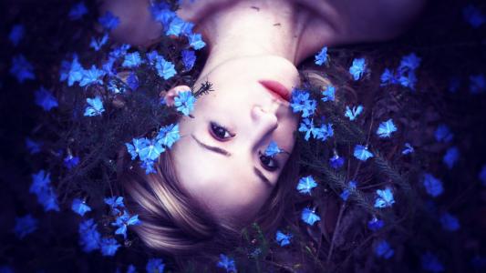 一个小女孩，蓝色的小花