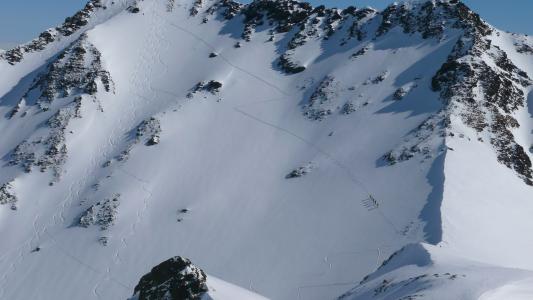 在山坡上滑雪的痕迹