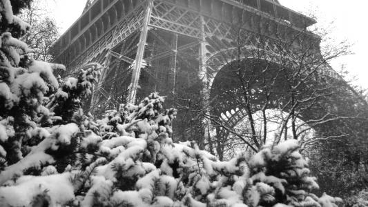 艾菲尔铁塔脚下的巴黎雪
