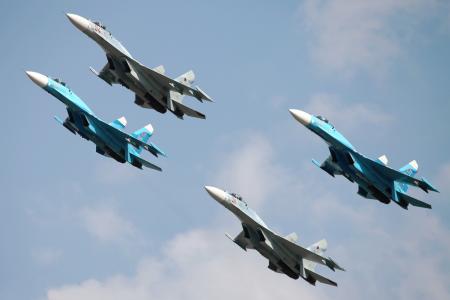 四架SU-27在天空中
