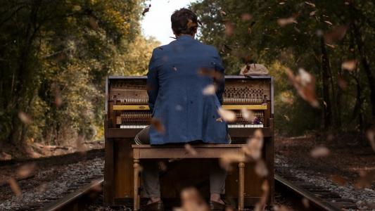 铁路上的钢琴