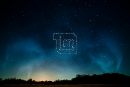 天空中星星的Linux Mint标志