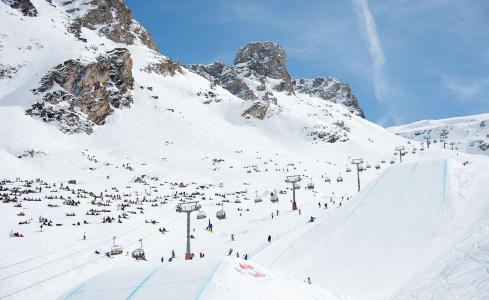 在蒂涅，法国滑雪胜地的滑雪场
