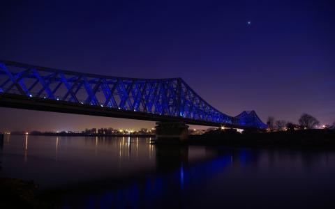 蓝色的夜晚，河对岸的桥梁照明