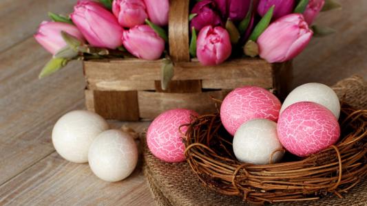复活节的白色和粉红色的鸡蛋