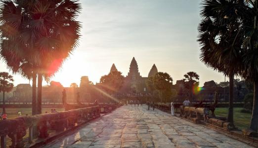 胡同在吴哥窟寺庙复杂在柬埔寨附近的日落