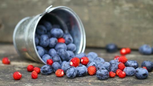草莓和李子在桶里的水果