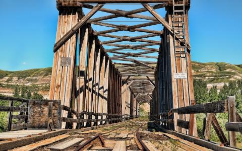 老铁路桥由木头制成