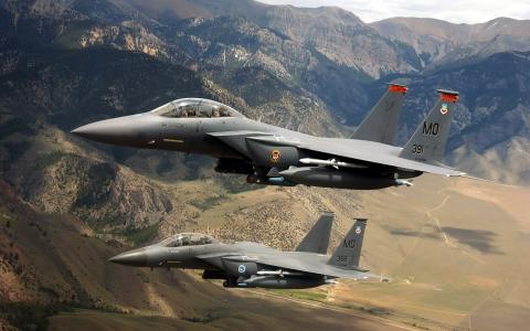 两架F-15战斗机在山上