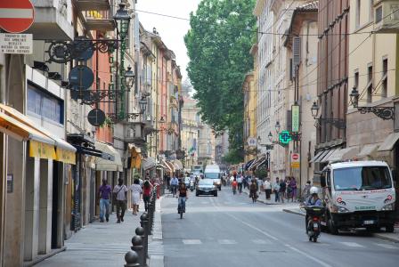 在帕尔马，意大利的街道交通