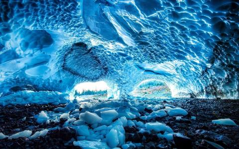 蓝色冰的洞穴