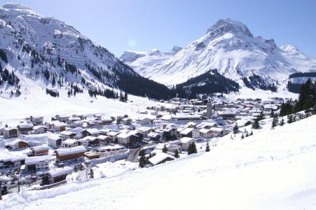 城市的全景Lech，奥地利滑雪胜地的