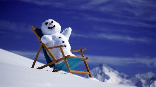 在一个多雪的斜坡上的椅子上的雪人