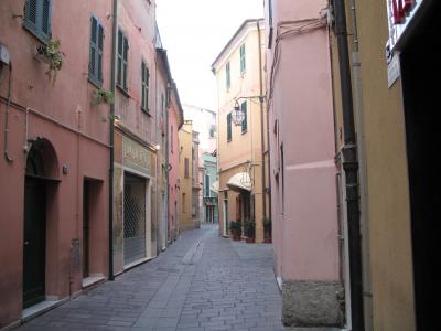 步行穿过意大利Spotorno的街道