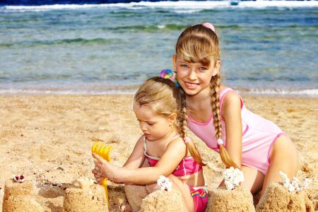 两个小女孩在沙滩上走在沙滩上