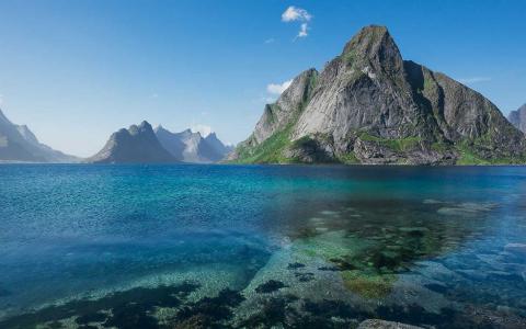 蓝色的水在挪威罗弗敦群岛