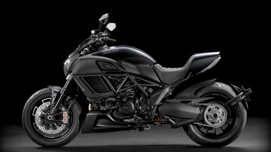 黑色的摩托车Dukati Diavel
