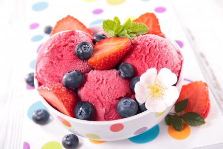 草莓和蓝莓浆果的水果冰淇淋球