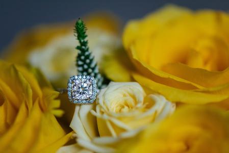 美丽的黄玫瑰和昂贵的戒指，钻石关闭