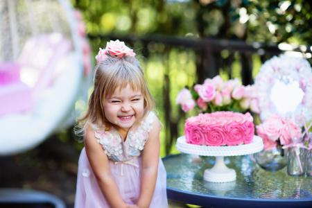 生日蛋糕生日的小微笑女孩