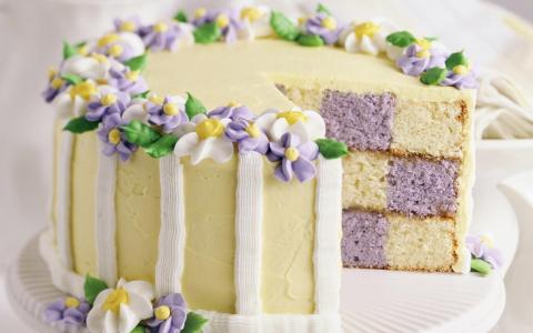 多彩多姿的蛋糕装饰着鲜花从奶油