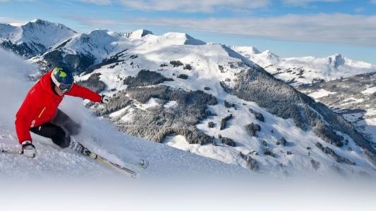 在萨尔巴赫辛特格兰滑雪胜地滑雪，奥地利