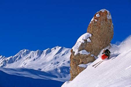Val d'Isere，法国滑雪胜地的滑雪者