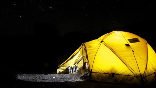 在夜空下的黄色旅游帐篷