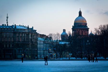 雪在圣彼得堡圣以撒大教堂