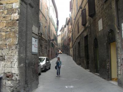 在意大利锡耶纳狭窄的街道上漫步
