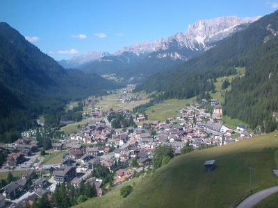 在Val di法萨，意大利滑雪胜地的夏天风景
