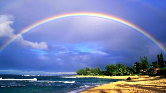 彩虹在海边和沙滩上
