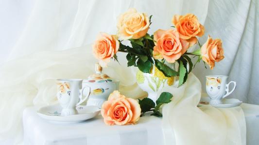 一束白色桌子上的玫瑰