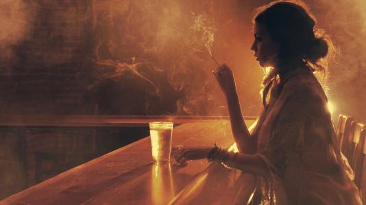 一个女孩在吧台抽烟