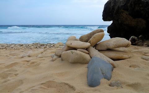 在阿鲁巴的海滩上的石头