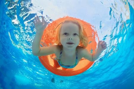 一个小女孩正在救生圈游泳