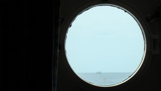 从一艘船的窗口在海洋中查看