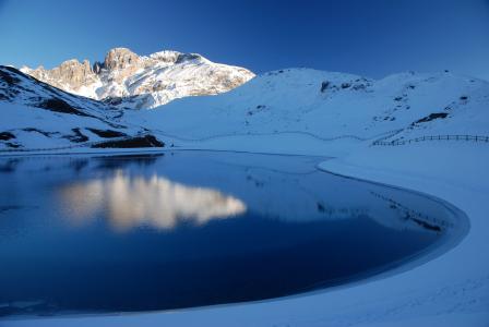 法国Courchevel滑雪胜地的湖