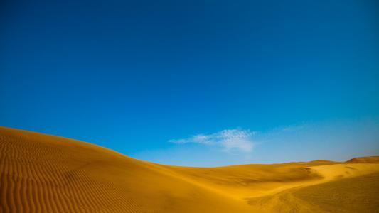 在沙漠黄沙的蓝天