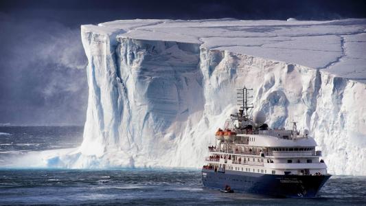 南极洲沿岸的一艘船
