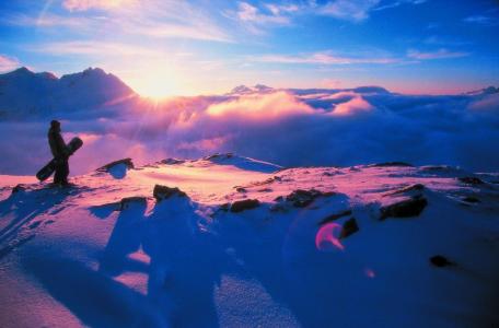 在圣安东，奥地利滑雪胜地的粉红色日落