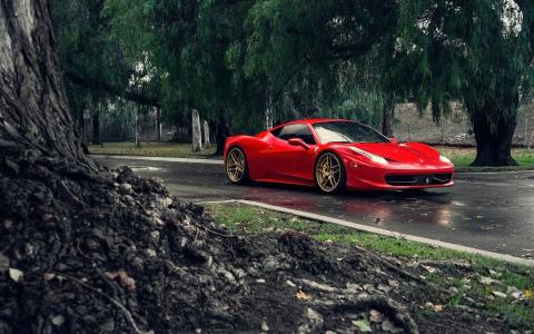 在雨以后街道上的红色法拉利458意大利