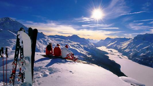 滑雪者在雪山迎接黎明