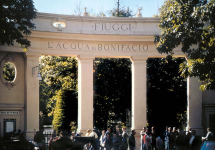 拱门在意大利菲乌吉的度假胜地