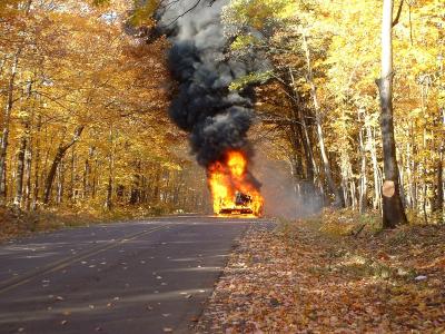 秋天的路上燃烧的汽车
