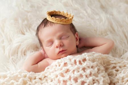 一个睡着的女婴，在她头上的皇冠