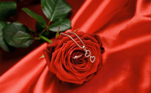 玫瑰与情人节吊坠